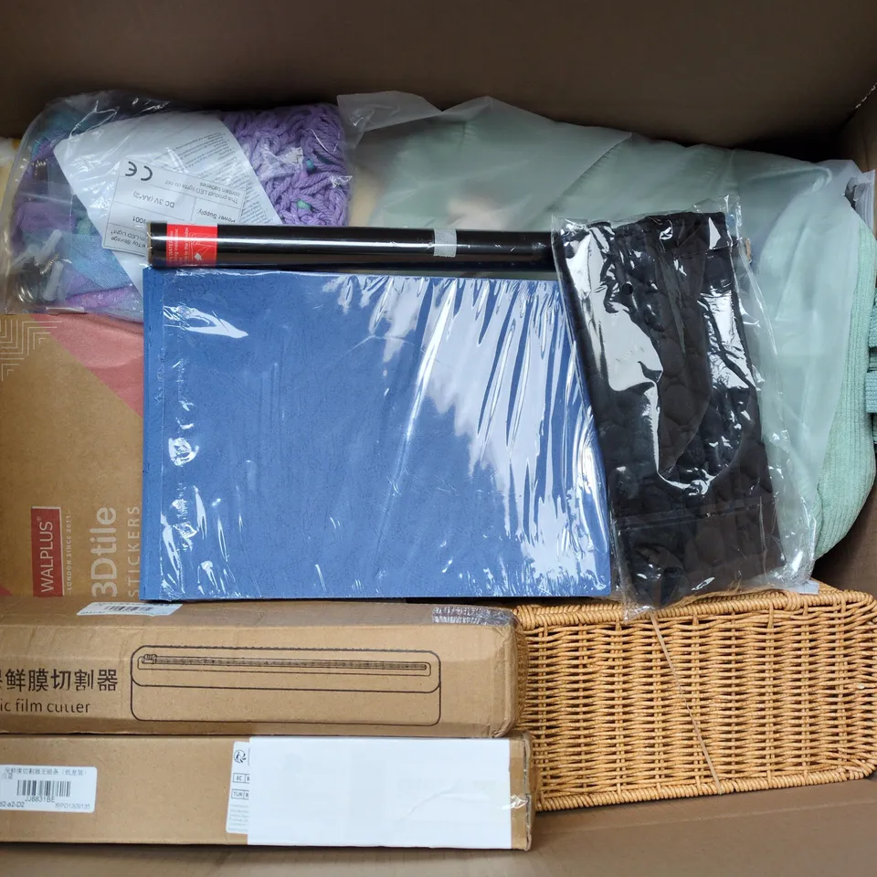 APPROXIMATELY 15 ASSORTED HOUSEHOLD PRODUCTS TO INCLUDE PLASTIC FILM CUTTER, AUTOMATIC STIRRING CUP, STUFFED ANIMAL TOY STORAGE, ETC - COLLECTION ONLY