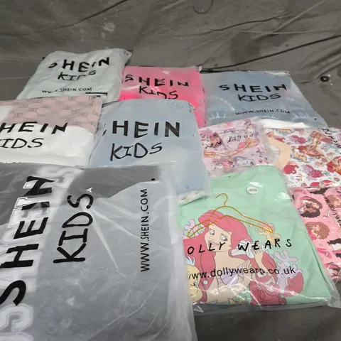 BOX OF APPROXIMATELY 25 ASSORTED KIDS CLOTHING ITEMS TO INCLUDE - TOP , SHORTS , T-SHIRT ETC