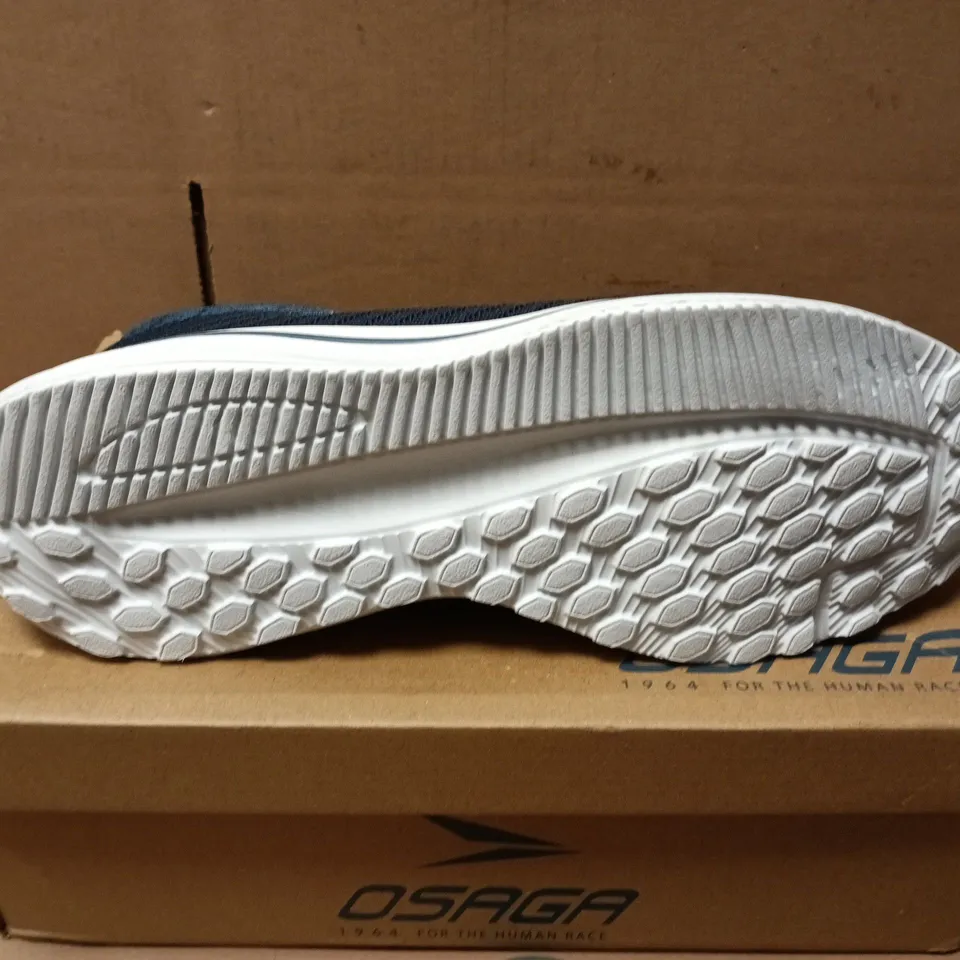 BOXED PAIR OF OSAGA NEPTUNE TRAINERS IN NAVY - SIZE 9
