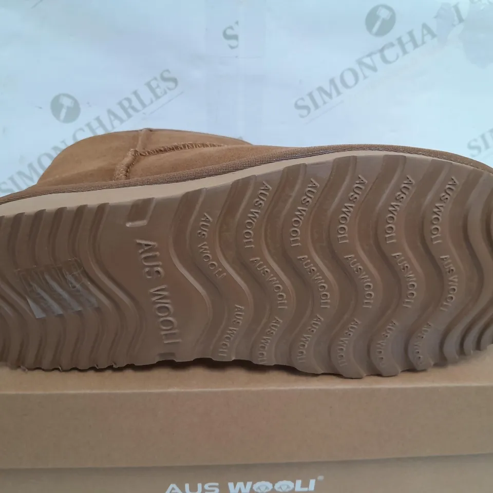 BOXED PAIR OF AUS WOOLI BONDI SHOES IN CHESTNUT TAN - UK 6