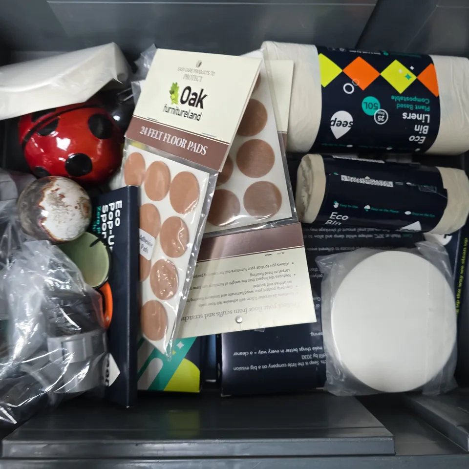 APPROXIMATELY 15 ASSORTED HOUSEHOLD ITEMS TO INCLUDE MY PROTEIN SHAKER BOTTLE, METALLIC COLOUR PEN, ECO ALL-PURPOSE BAMBOO CLOTHS, ETC