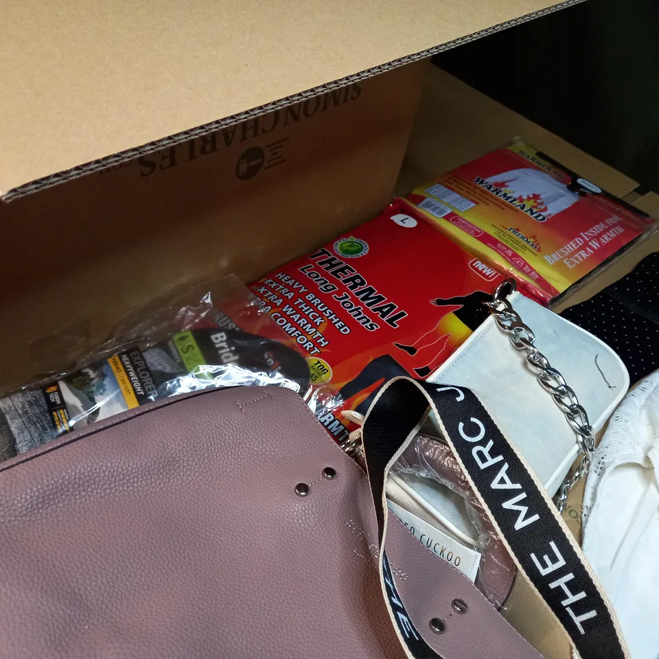 LOT OF APPROX. 10 ASSORTED CLOTHING ACCESSORIES  IN VARYING SIZES/COLOURS/STYLES TO INCLUDE: SOCKS, THERMALS, HANDBAGS