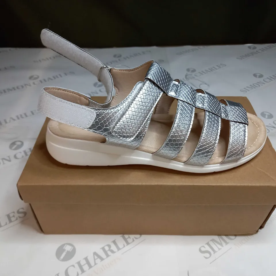 BOXED PAIR OF CUSHION WALK ONE TOUCH CLOSE SANDALS IN SILVER - SIZE 7