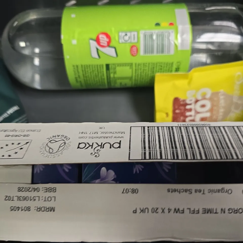 APPROXIMATELY 7 ASSORTED FOOD & DRINK ITEMS TO INCLUDE - 7UP , JOLLY RANCHERS GUMMIES , PUKKA NIGHT TIME ETC