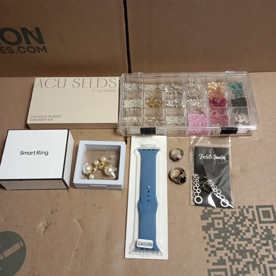 APPROXIMATELY 30 ASSORTED JEWELLERY PRODUCTS TO INCLUDE RINGS, NECKLACES, BRACELETS ETC 