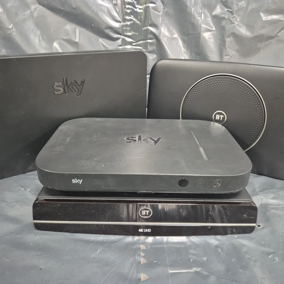 APPROXIMATELY 5 ASSORTED ELECTRICAL ITEMS TO INCLUDE SKY WI-FI ROUTER, ETC
