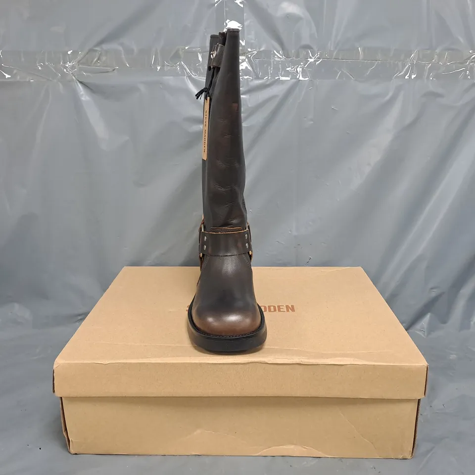 BOXED PAIR OF STEVE MADDEN LEATHER BOOTS IN BROWN SIZE UK 6