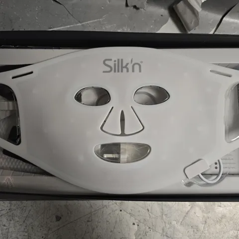 UNBOXED SILK'N LED FACE MASK 100
