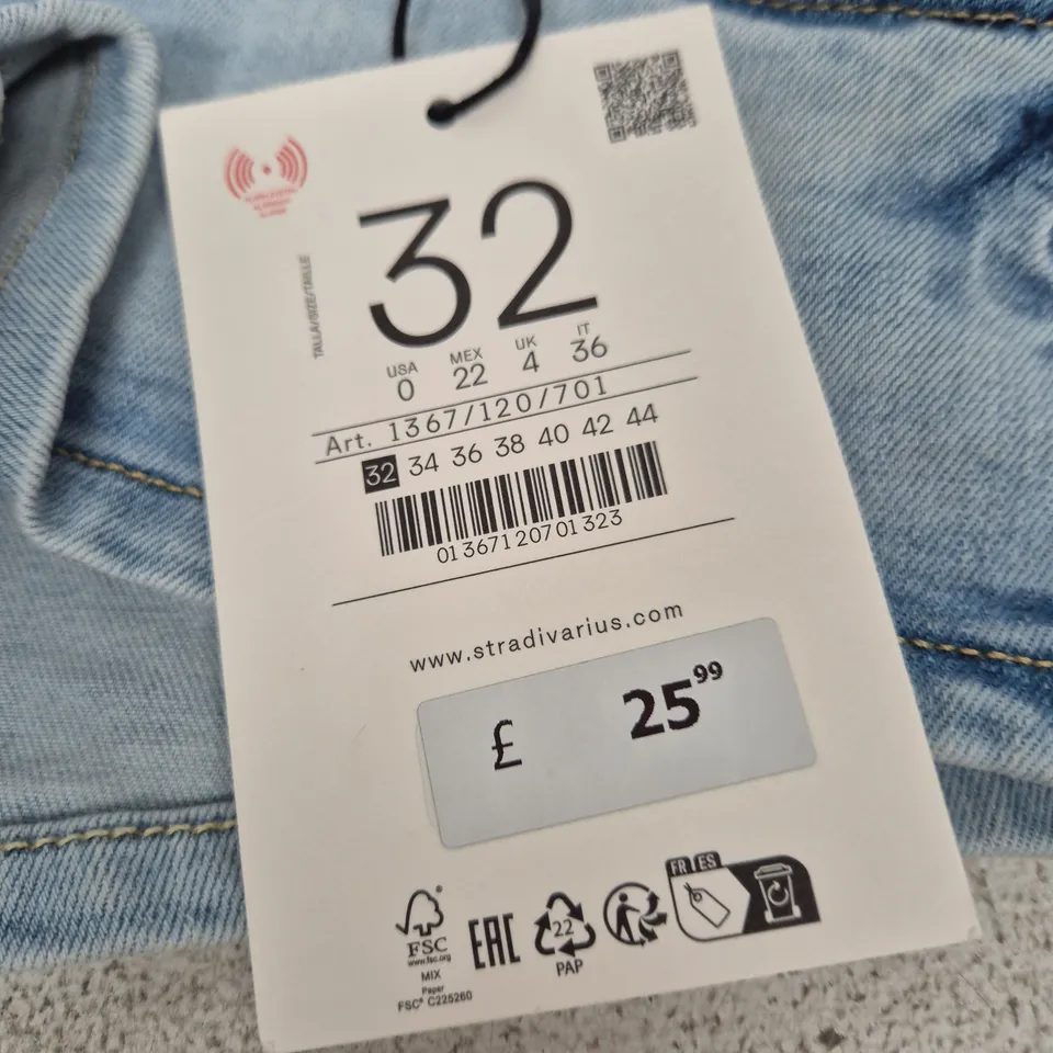 STRADIVARIUS D76 MICROSHORT DENIM SHORTS – UK 4 (WOMENS)