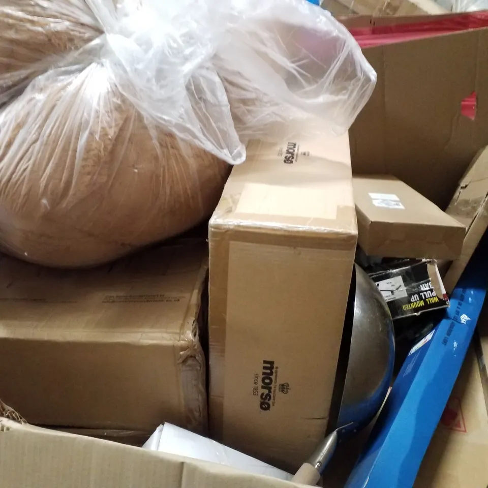 PALLET CONTAINING ASSORTED PRODUCTS INCLUDING WOK, PLAYPEN, AQUARIUM LIGHT, FULL LENGTH WALL MIRROR TILES, MUSIC BOXING MACHINE & WALL MOUNTED CLOTHES DRYING RACK