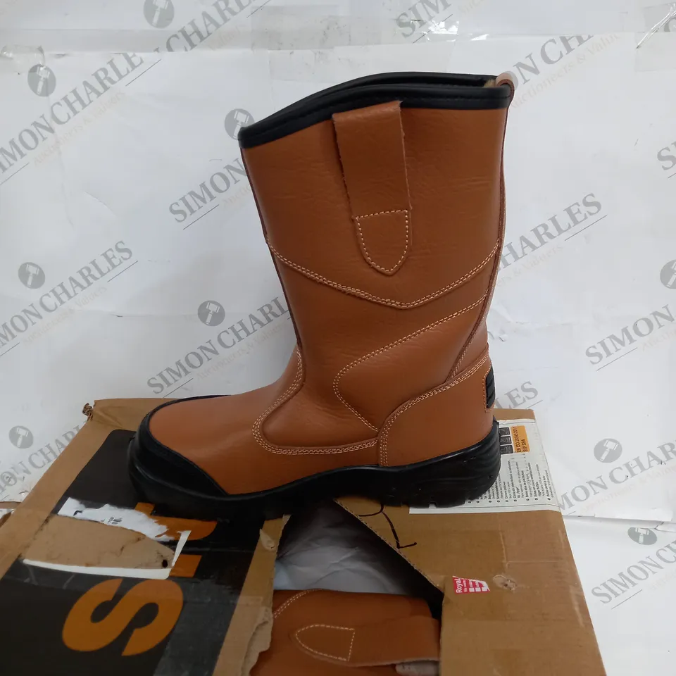 BOXED PAIR OF SITE SIZE 7 SAFETY BOOTS