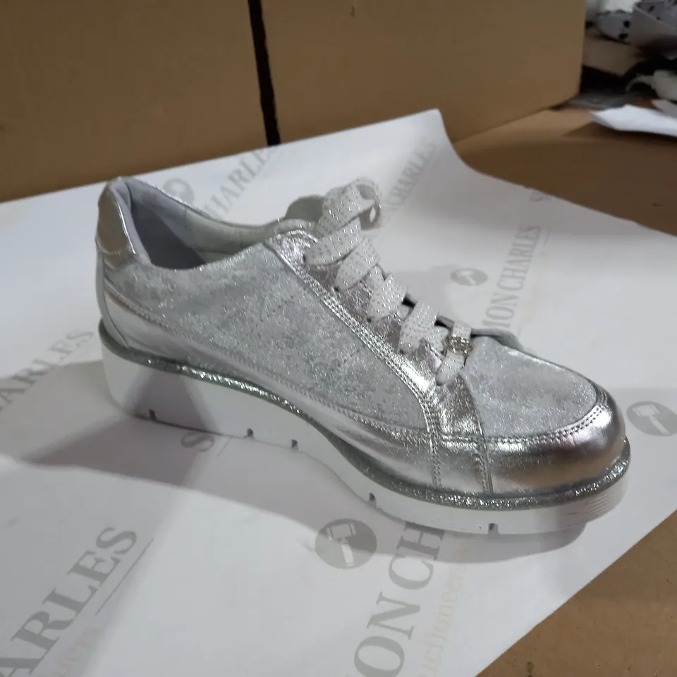 MODA SILVER  TRAINERS SIZE 5