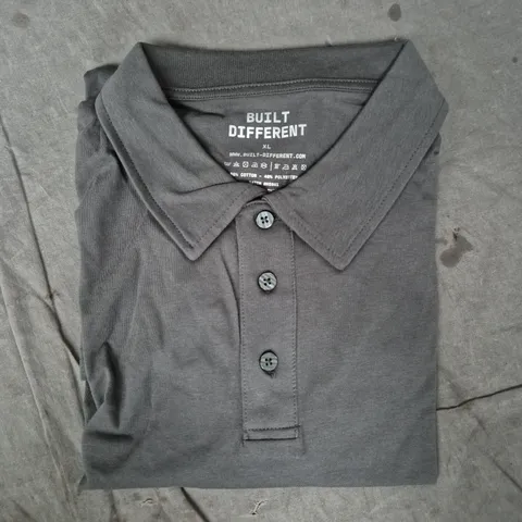 BUILT DIFFERENT POLO T-SHIRT – CARBON, XL
