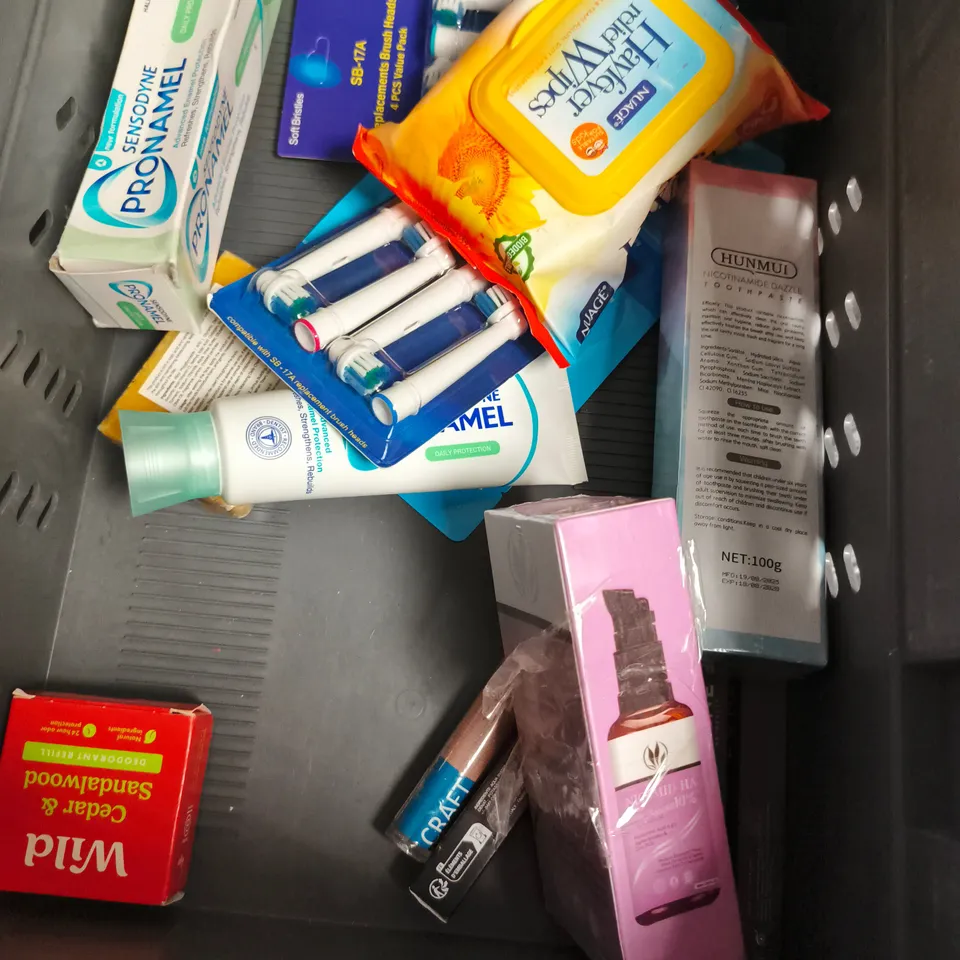 APPROXIMATEY 20 ASSORTED HEALTH AND BEAUTY PRODUCTS TO INCLUDE - SIMPLE REFRESHING FACIAL WASH - ELIZABETH ARDEN LIP COLOUR - DAX SUPER LANOLIN - ETC