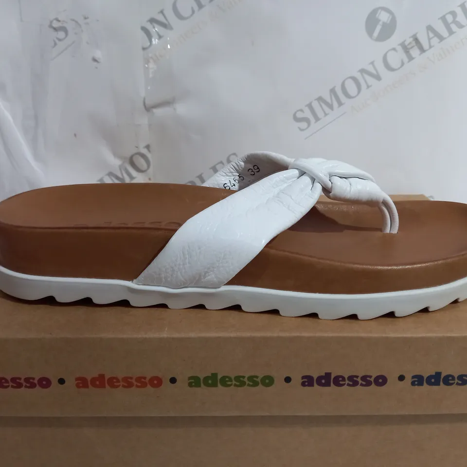 BOXED ADESSO PLATFORM OPEN TOE SANDALS IN WHITE - SIZE 6