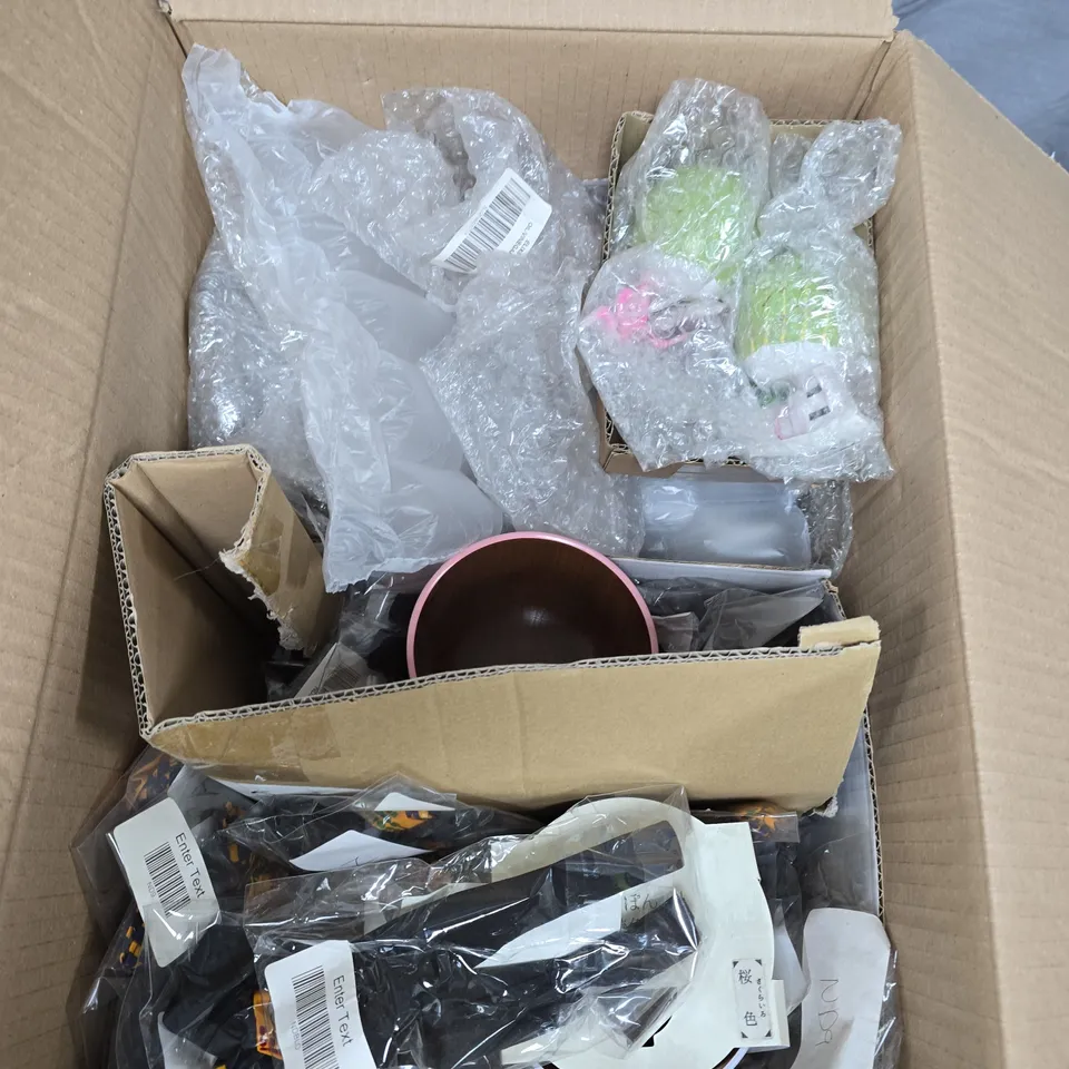 APPROXIMATELY 15 ASSORTED HOUSEHOLD PRODUCTS TO INCLUDE COOKWARE, BOTTLE CONTAINER, HOME DECOR ETC