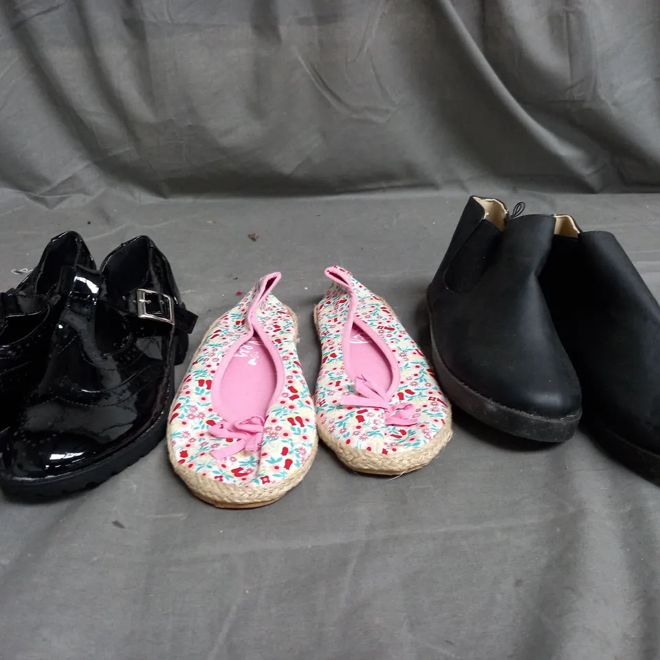 APPROXIMATELY 12 ASSORTED KIDS PAIRS OF SHOES IN VARIOUS COLOURS, STYLES, AND SIZES