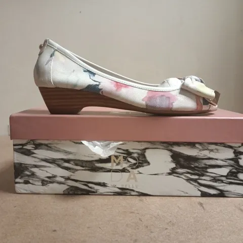 BOXED PAIR OF MODA IN PELLE PEEP TOE SHOES IN FLORAL WHITE SIZE EU 38