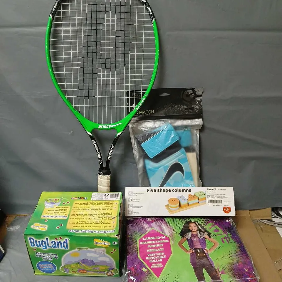 APPROXIMATELY 35 ASSORTED TOYS & GAMES TO INCLUDE TENNIS RACKET, GOALKEEPER GLOVES, BUGLAND, ETC
