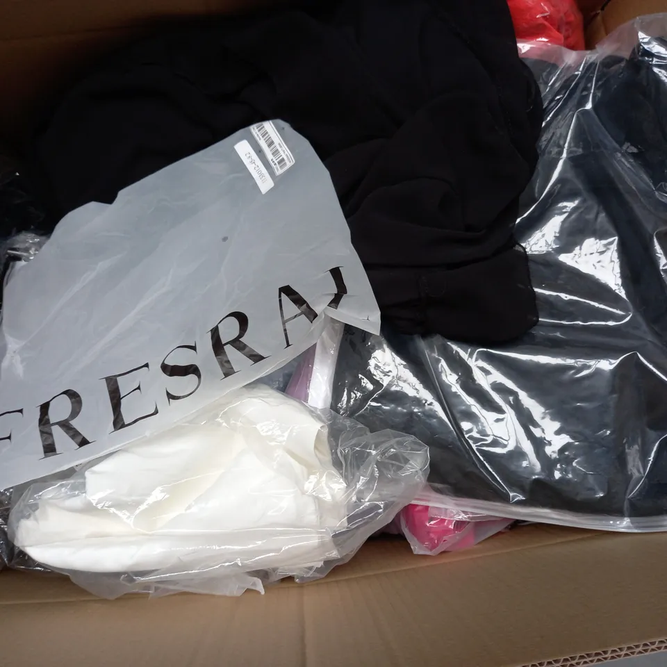 BOX OF APPROXIMATELY 25 ASSORTED CLOTHING ITEMS TO INCLUDE - HAT , JEANS , TOP ETC