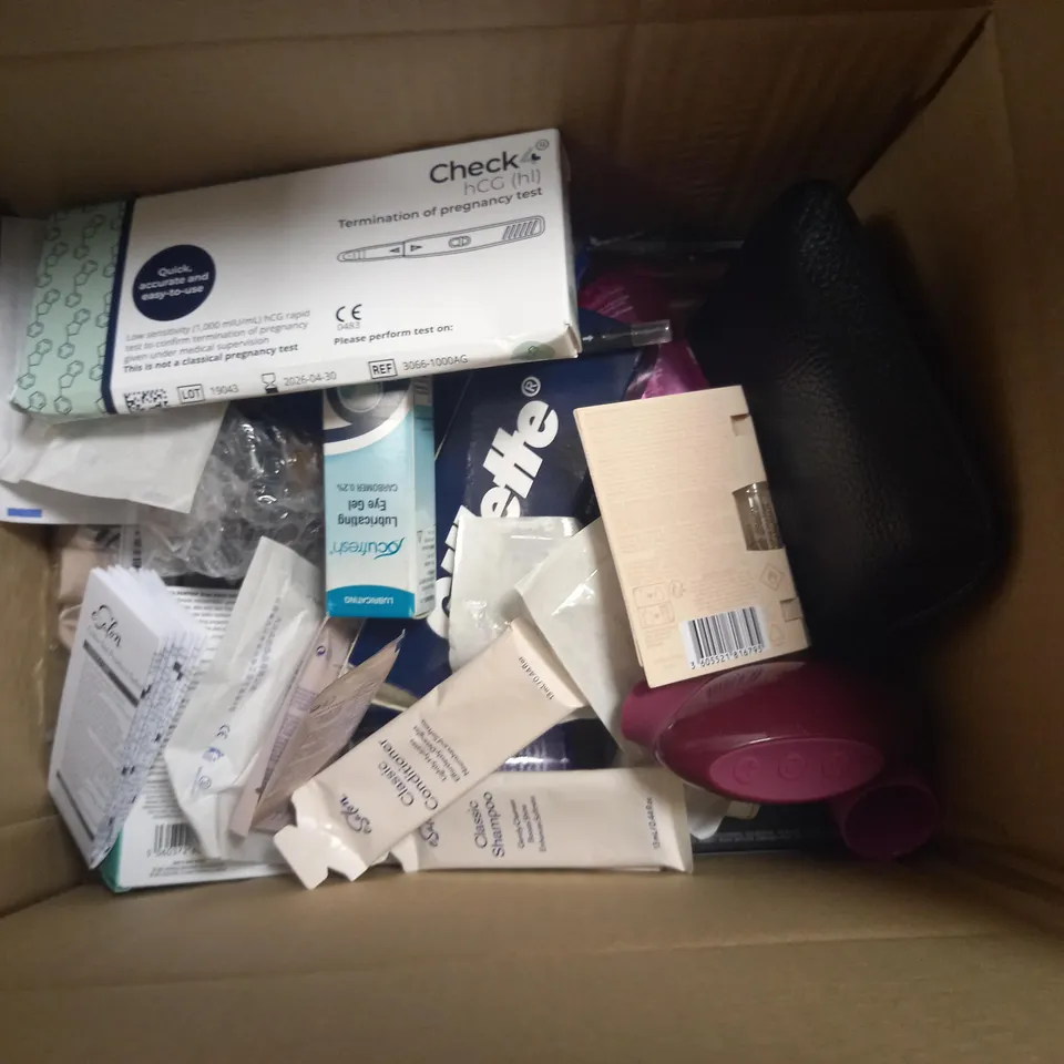 BOX OF APPROXIMATELY 20 ASSORTED COSMETIC ITEMS TO INCLUDE ASPINAL LONDON PURSE, CLINIQUE MAKEUP REMOVER, LOREAL MOISTURISER ETC