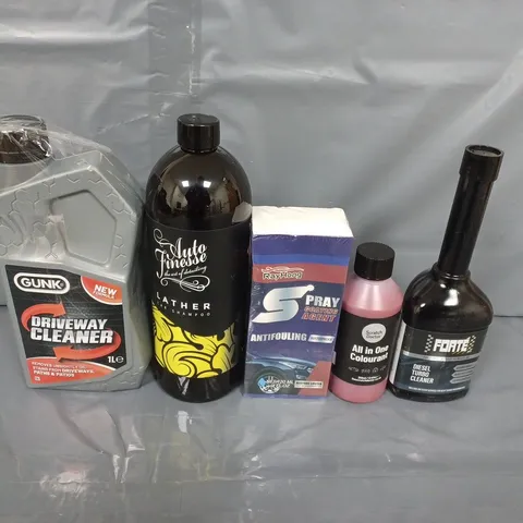 BOX OF APPROXIMATE;Y 8 ASSORTED CAR ITEMS TO INCLUDE CAR SHAMPOO, SPRAY COATING AGENT AND SCRATCH DOCTOR