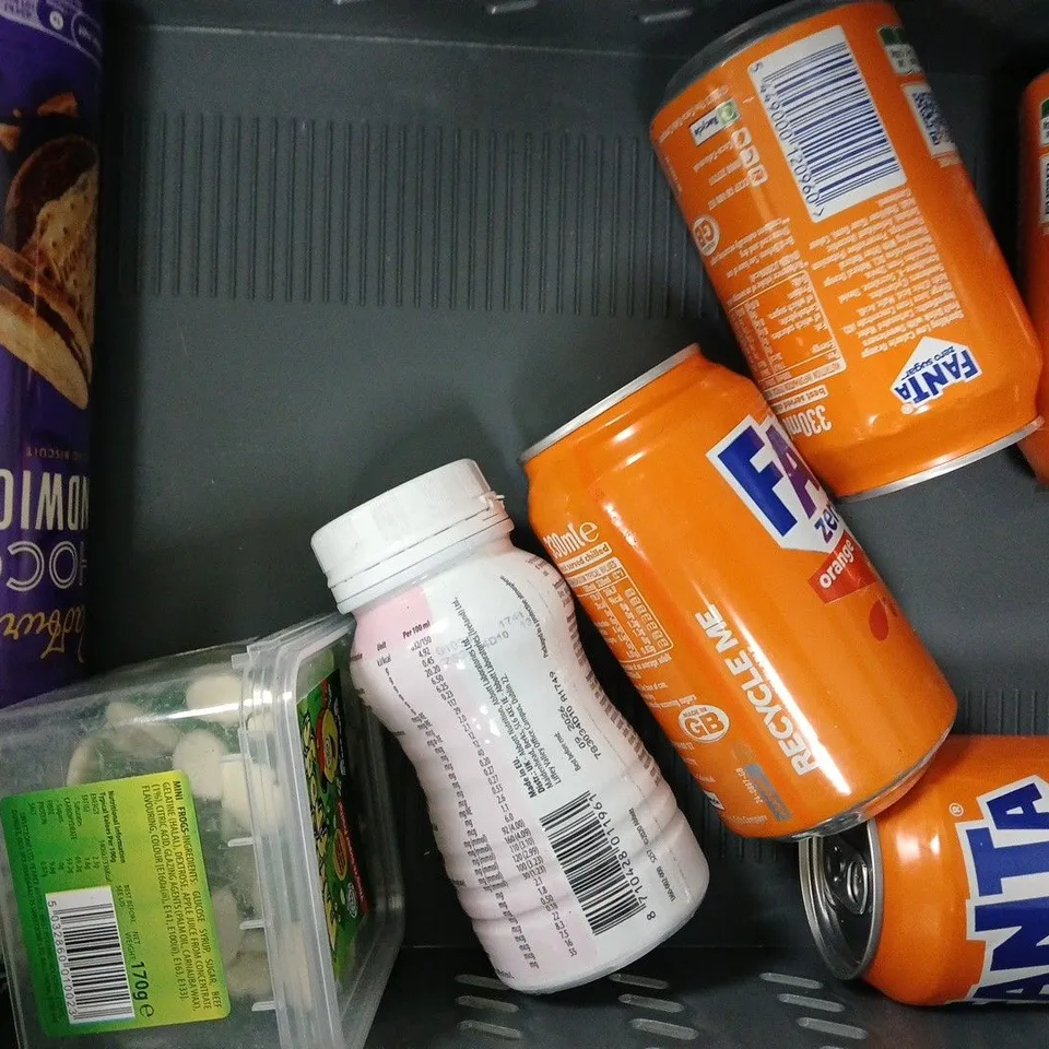 APPROXIMATELY 10 ASSORTED FOOD AND DRINK ITEMS TO INCLUDE CHILLI CON CARNE, BLOOM & WILD CHOCOLATE, ETC