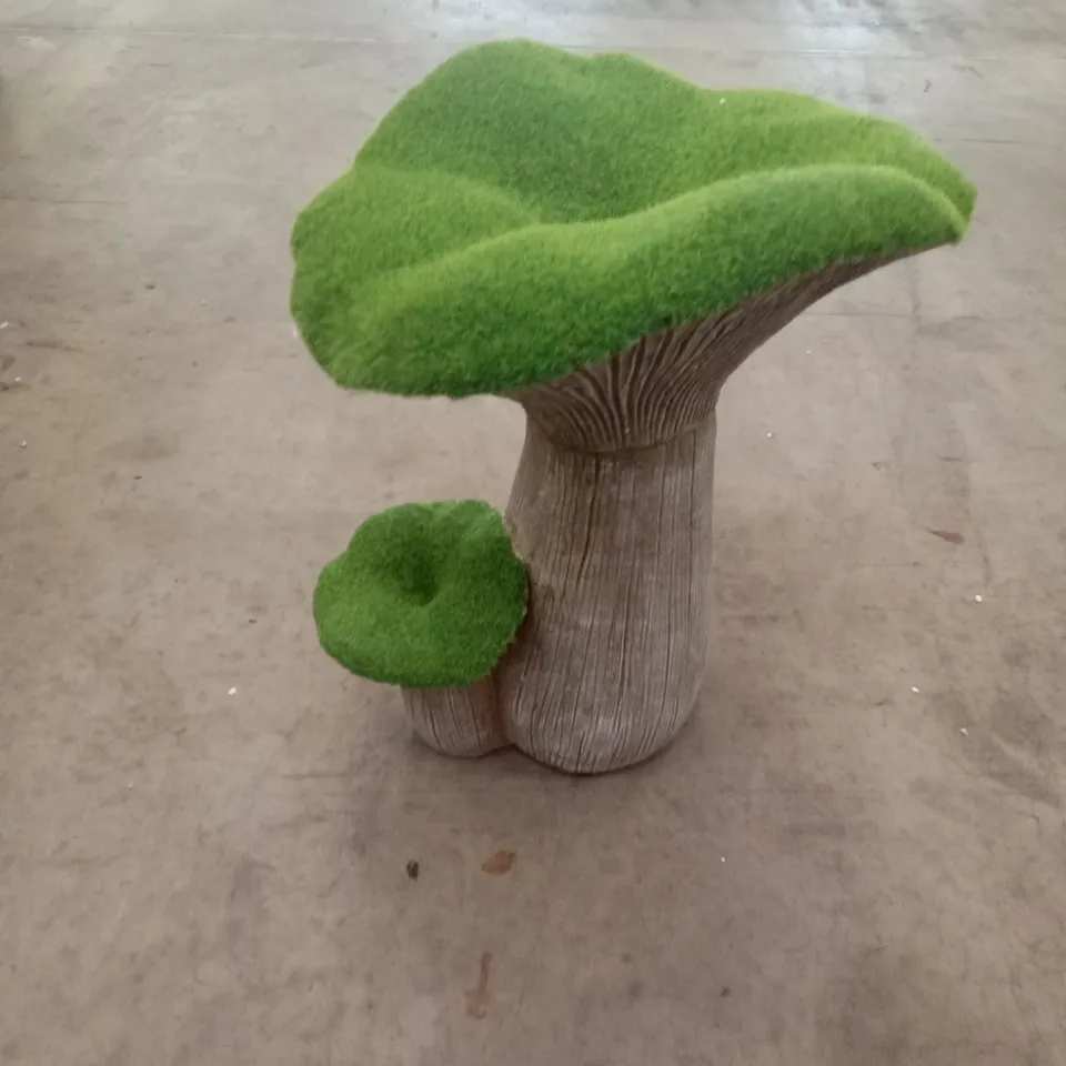 BOXED FAUX MOSS TOADSTOOL