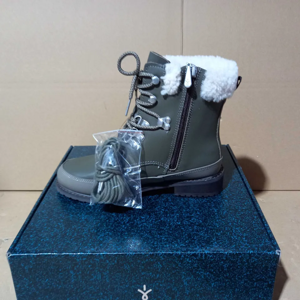 BOXED PAUR OF EMU OKAB FAUX LEATHER BOOTS IN DARK OLIVE UK SIZE 5