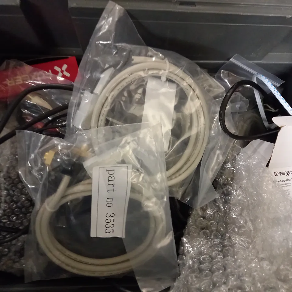 BOX OF APPROX 10 ITEMS INCLUDING ASSORTED CABLES AND KENSINGTON WIRED MOUSE