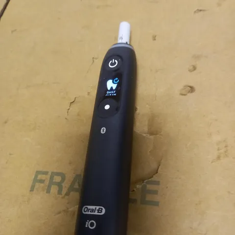 ORAL-B IO8 - ELECTRIC TOOTHBRUSH