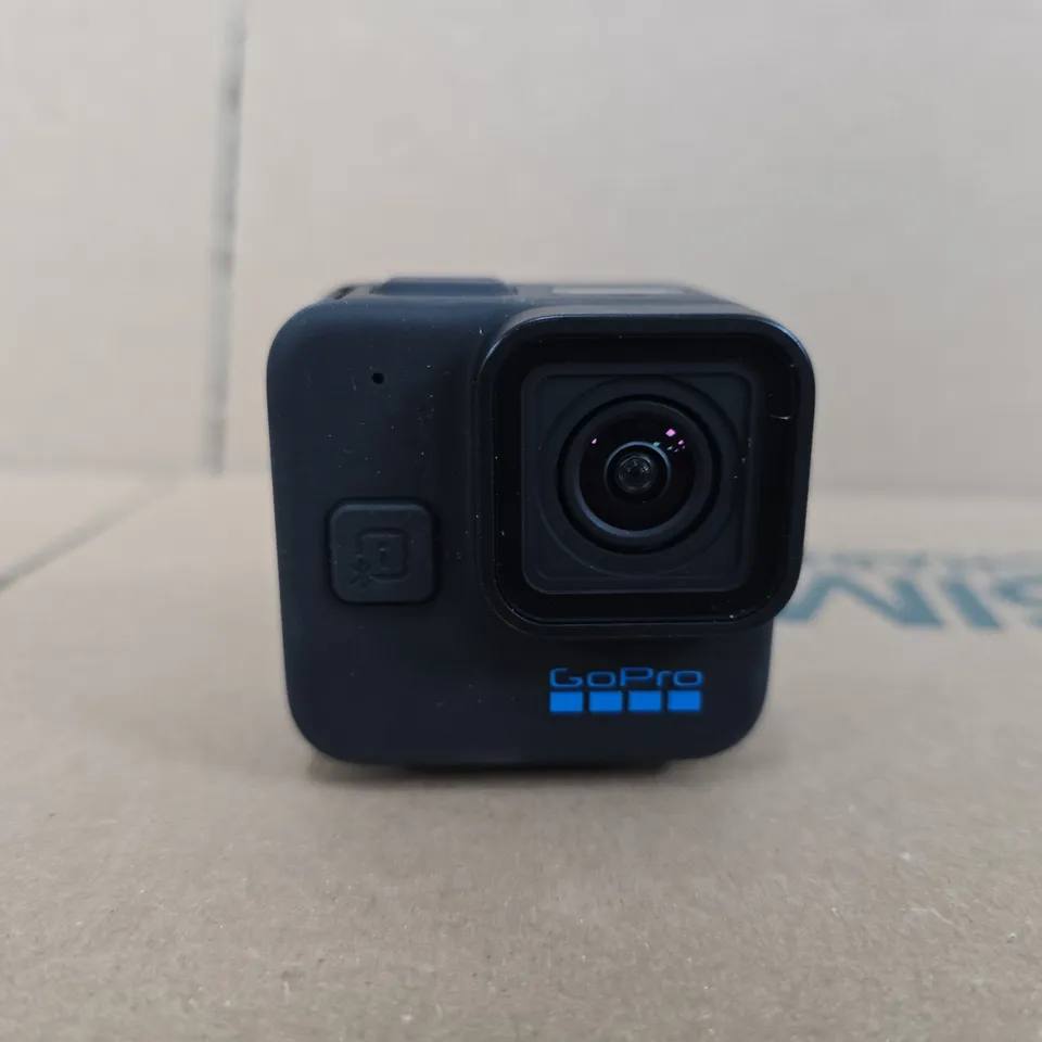 GOPRO HERO11 BLACK MINI ACTION CAMERA WITH CASE & MOUNT