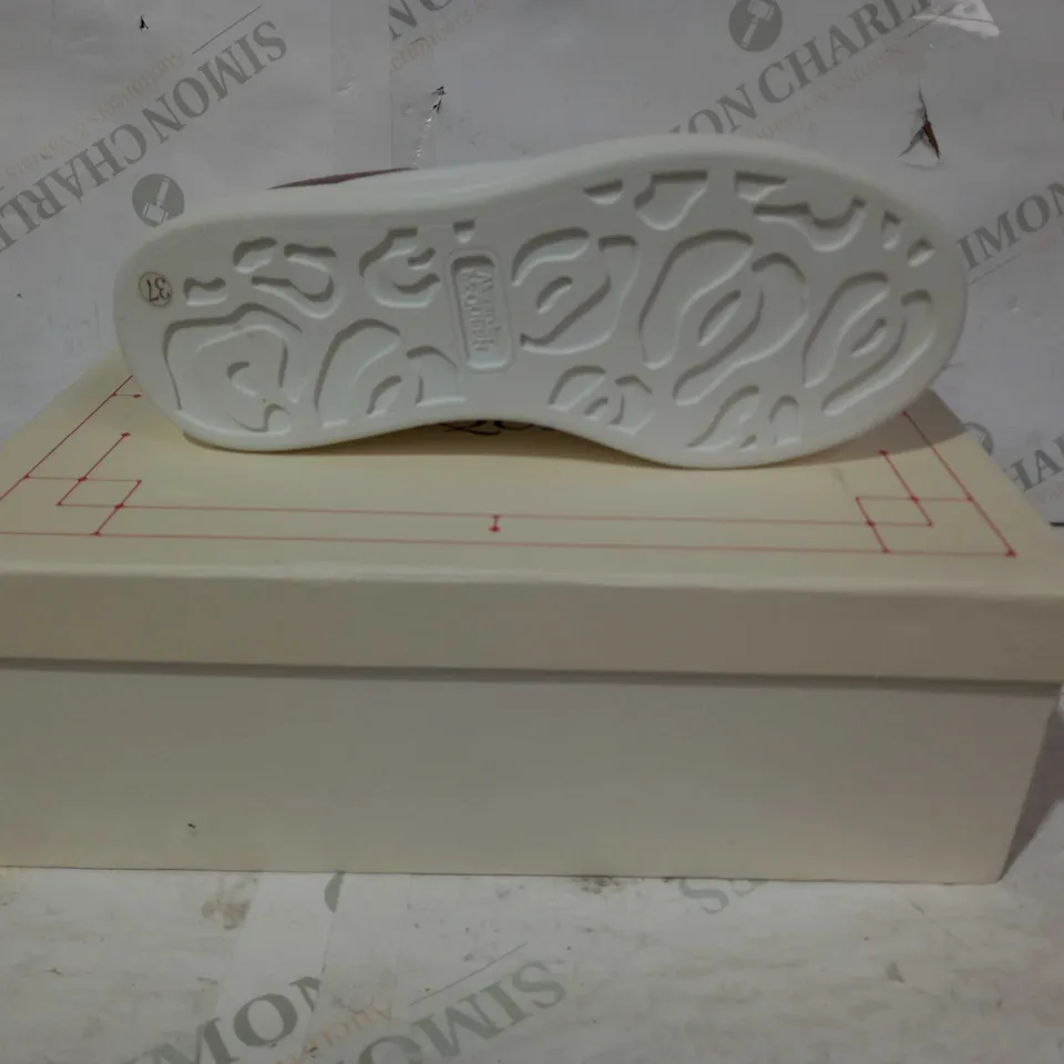 BOXED PAIR OF ALEXANDER MCQUEEN SHOES IN WHITE/KHAKI EU SIZE 37