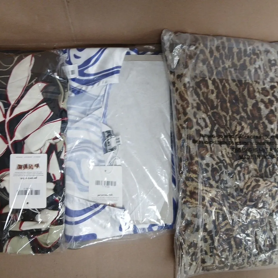 BOX OF APPROXIMATELY 20 ASSORTED CLOTHING ITEMS IN VARIOUS COLOURS, STYLES, AND SIZES - COLLECTION ONLY