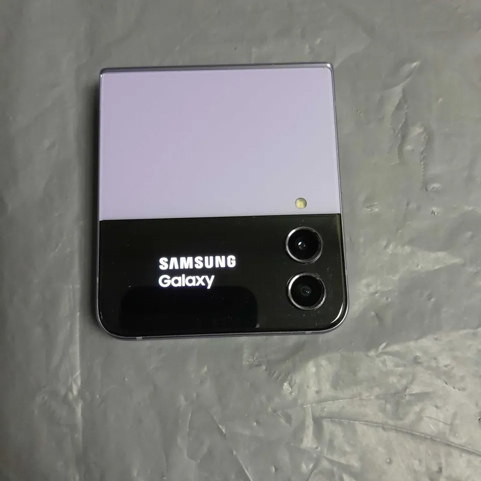 SAMSUNG GALAXY Z FLIP 4 IN PURPLE 