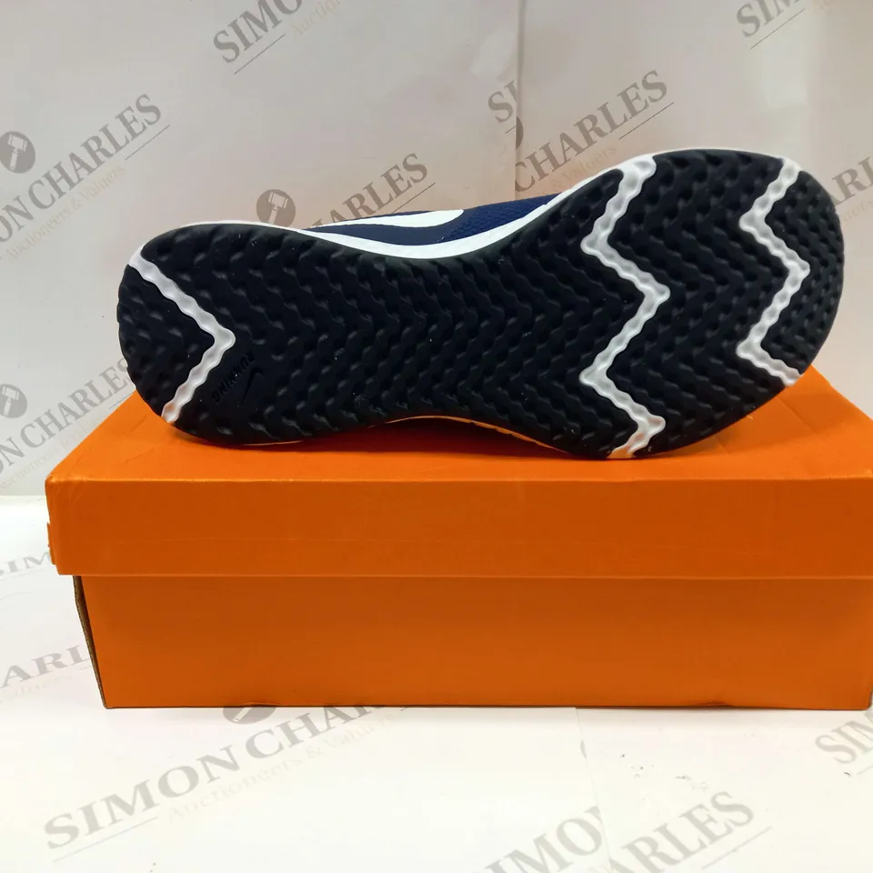 BOXED PAIR OF NIKE BQ3204-400 REVOLUTION 5 TRAINERS UK SIZE 10 