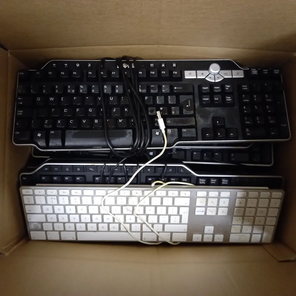 LOT OF APPROXIMATELY 20 LOOSE PC KEYBOARDS TO INCLUDE APPLE MAC KEYBOARD, DELL USB KEYBOARD, DELL SK-8135 KEYBOARD