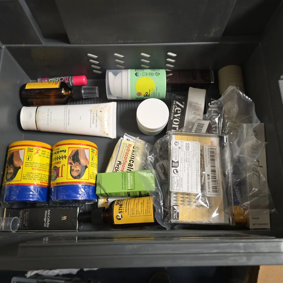 LOT OF APPROXIMATELY 28 ASSORTED HEALTH AND BEAUTY ITEMS TO INCLUDE EFFN GRADUAL TAN, LAUR AGELELR MOISTURISER AND COLLAGEN FACIAL OIL