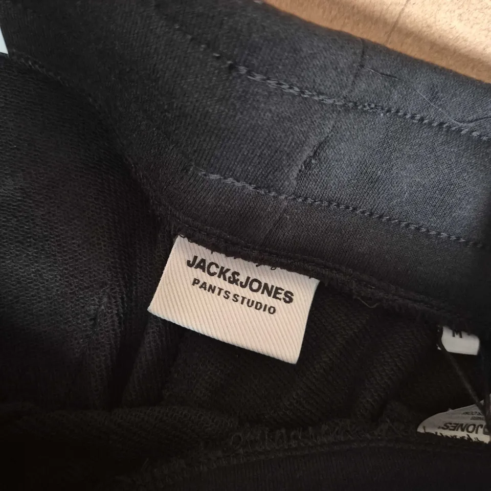 JACK & JONES BRADLEY SWEAT SHORTS IN BLACK - MEDIUM