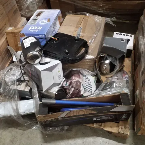 PALLET CONTAINING ASSORTED PRODUCTS INCLUDING KETTLES, BREVILLE ICED COFFEE MAKER, RUSSELL HOBBS VACUUM CLEANER & FAN HEATER