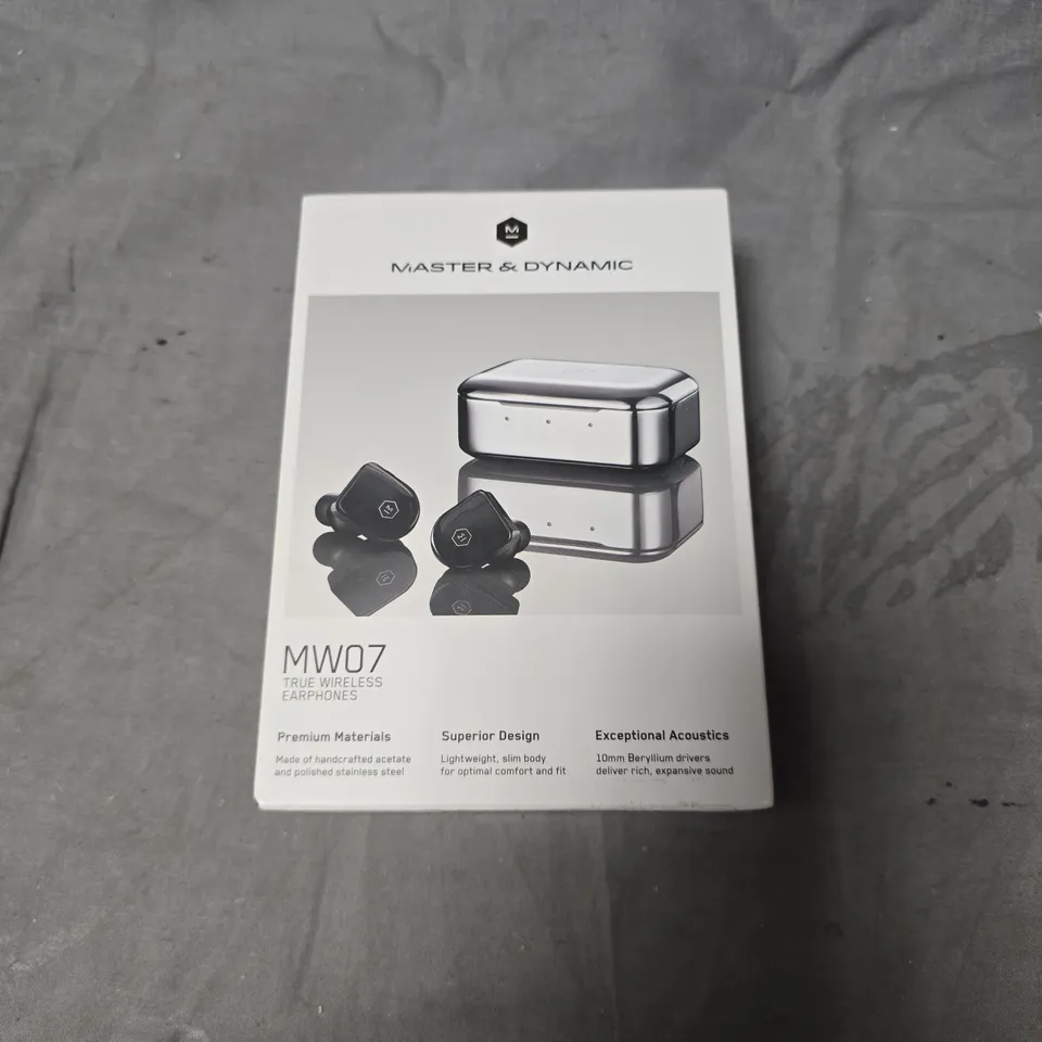 SEALED MASTER & DYNAMIC MW07 TRUE WIRELESS EARPHONES IN PIANO BLACK GLOSS