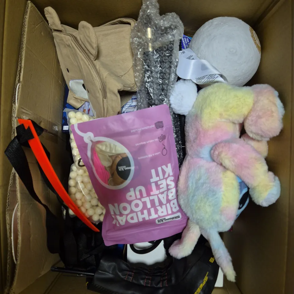 APPROXIMATELY 20 ASSORTED TOYS & GAMES TO INCLUDE CRICKET BALL, PLUSH TOY, BALLOON SET UP ETC 