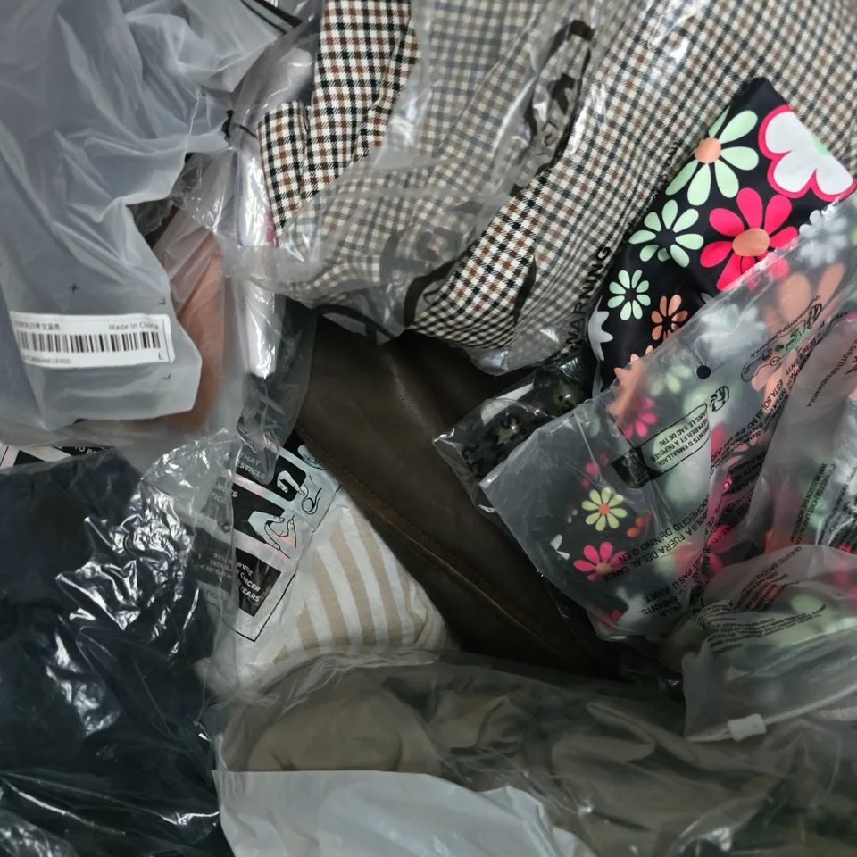 APPROXIMATELY 25 ASSORTED CLOTHING AND FASHION PRODUCTS IN VARIOUS STYLES AND SIZES - COLLECTION ONLY