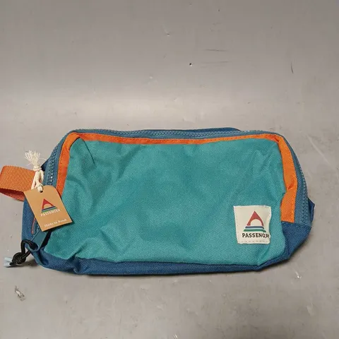 PASSENGER TRAVEL RECYCLED WASH BAG IN MULTI COLOUR