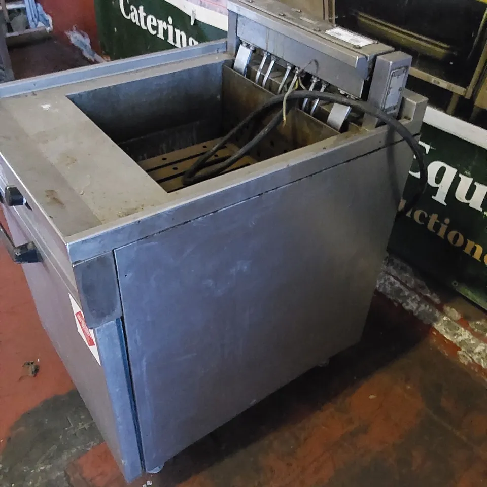 COMMERCIAL FRYER 