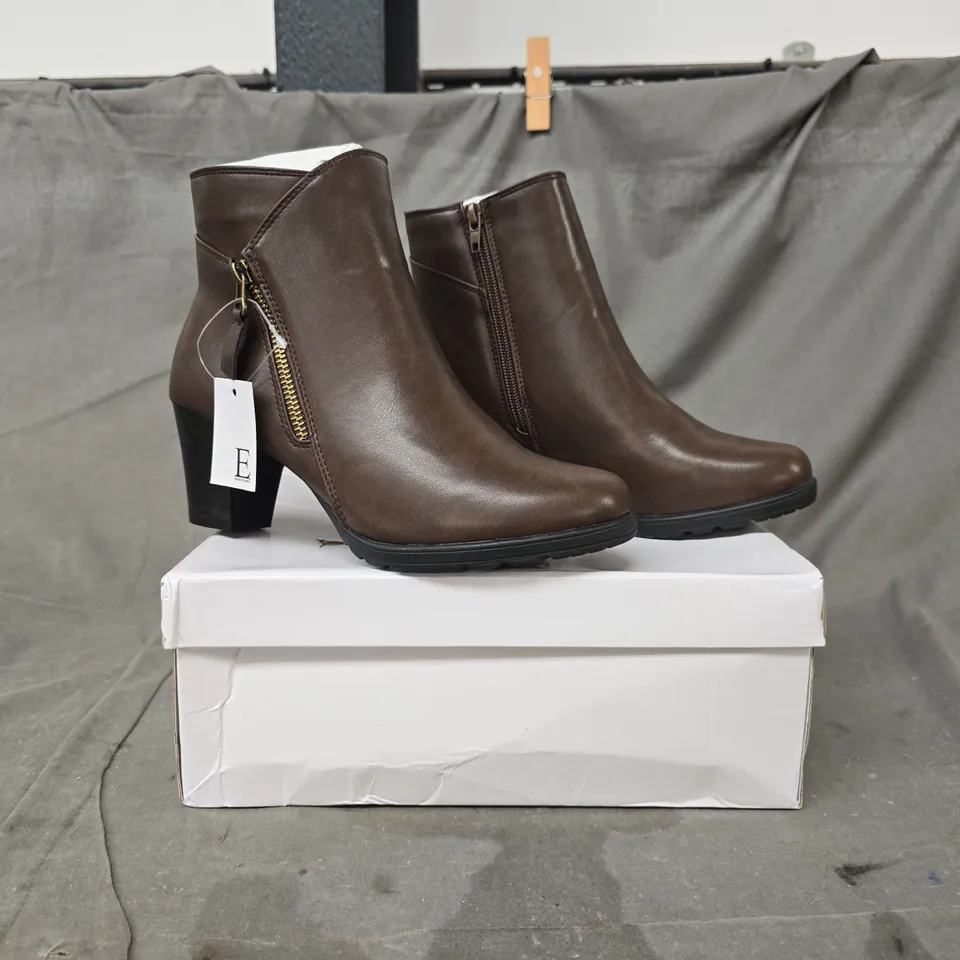 BOXED PAIR OF E BY EMMER BLOCK HEEL ANKLE BOOTS IN BROWN SIZE 5