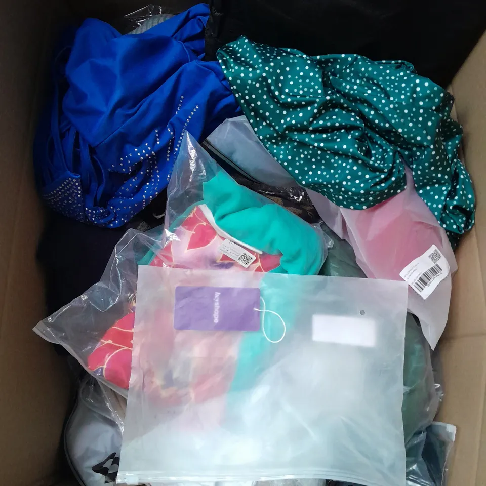 BOX OF APPROXIMATELY 25 ASSORTED CLOTHING ITEMS TO INCLUDE - SHORTS , DRESS , V NECK TOP ETC