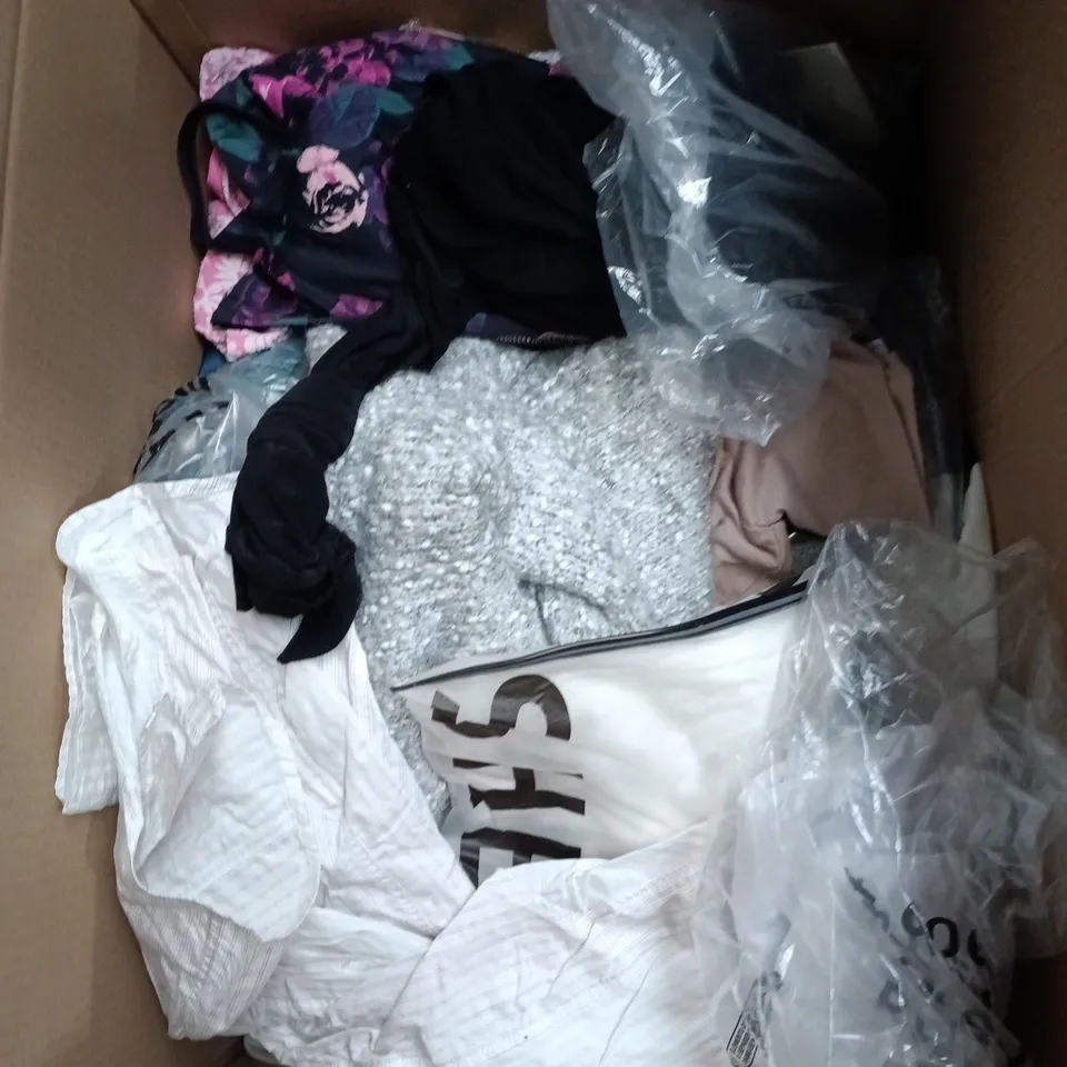 BOX OF APPROXIMATELY 22 ASSORTED CLOTHING ITEMS TO INCLUDE JEANS, JOGGERS ETC