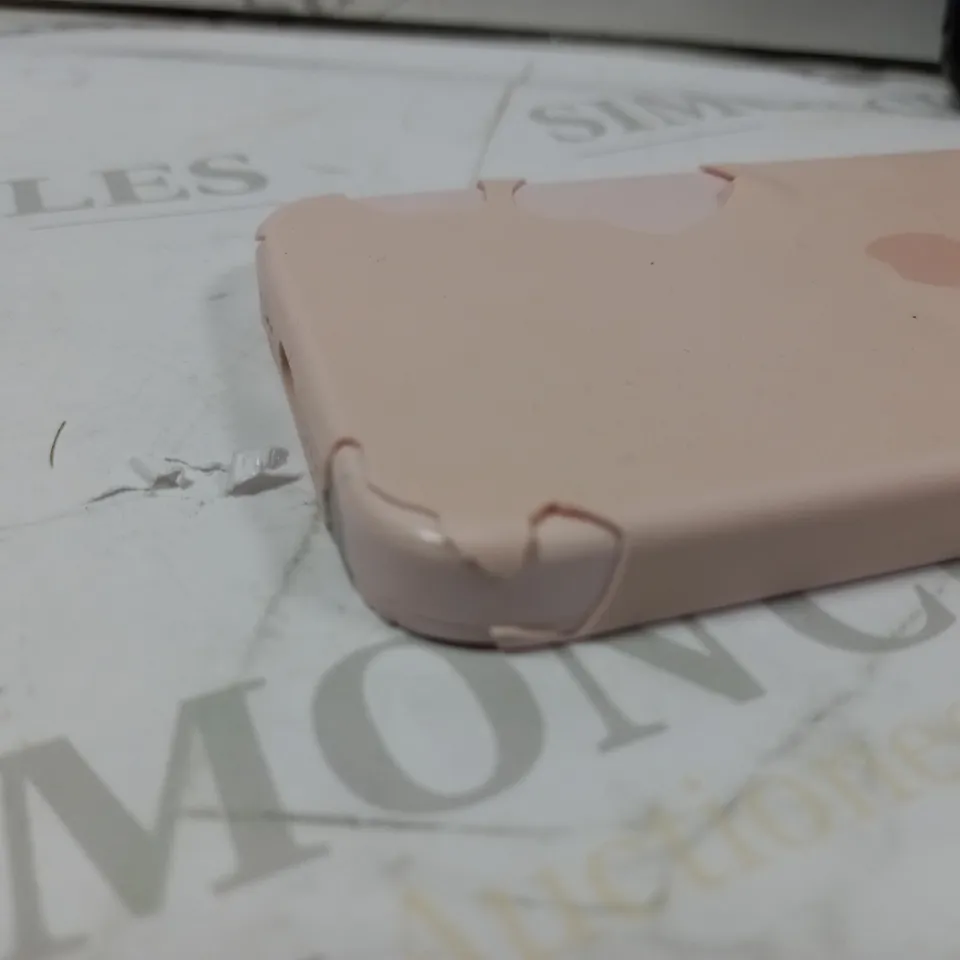 BOX OF APPROX 10 APPLE ITEMS TO INCLUDE PHONE CASE (MODEL UNKNOWN) AND APPLE WIRED IN EAR EARPHONES