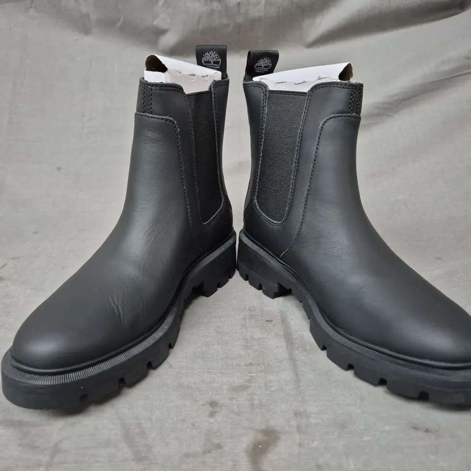 BOXED PAIR OF TIMBERLAND CORTINA VALLEY MID CHELSEA BOOTS IN BLACK UK SIZE 7